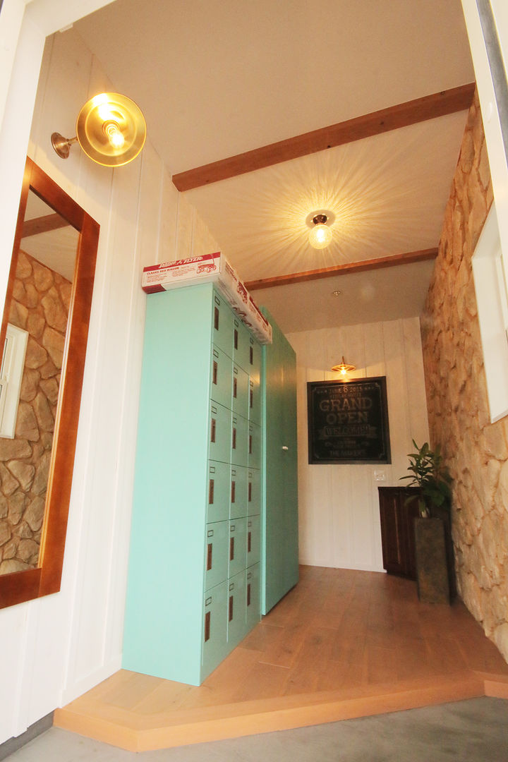 north shore house, THE MAKER'S&United Space Architect THE MAKER'S&United Space Architect Colonial style corridor, hallway& stairs Wood Wood effect