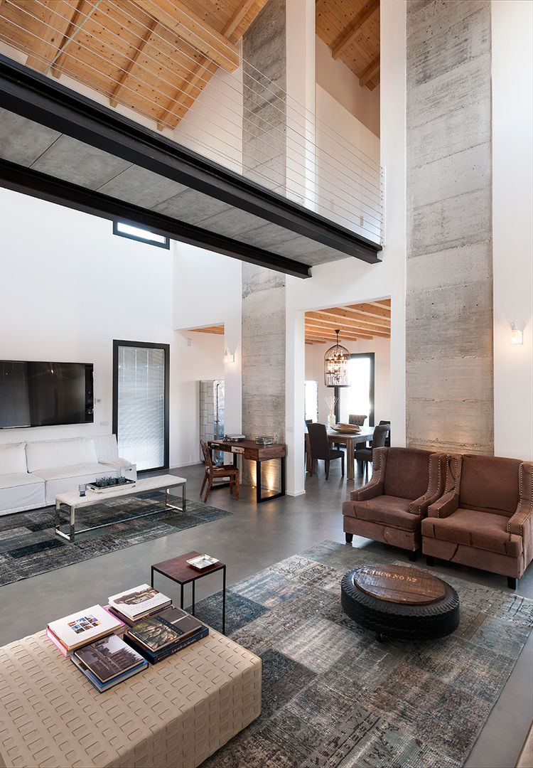 Villa di campagna, BRANDO concept BRANDO concept Industrial style living room Accessories & decoration