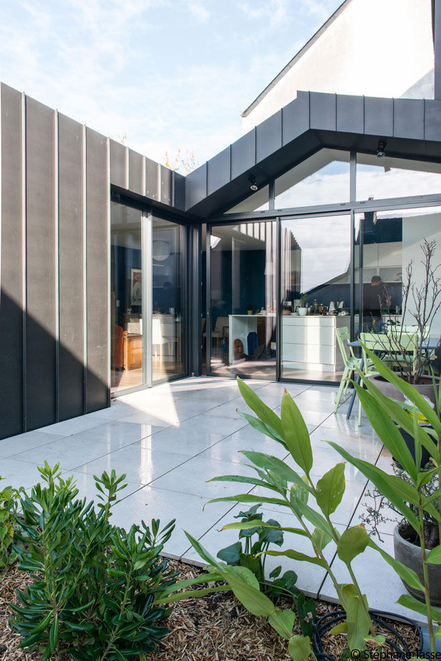 Back in Black - Extension et rénovation d'une maison individuelle, LAUS architectes LAUS architectes Modern style balcony, porch & terrace