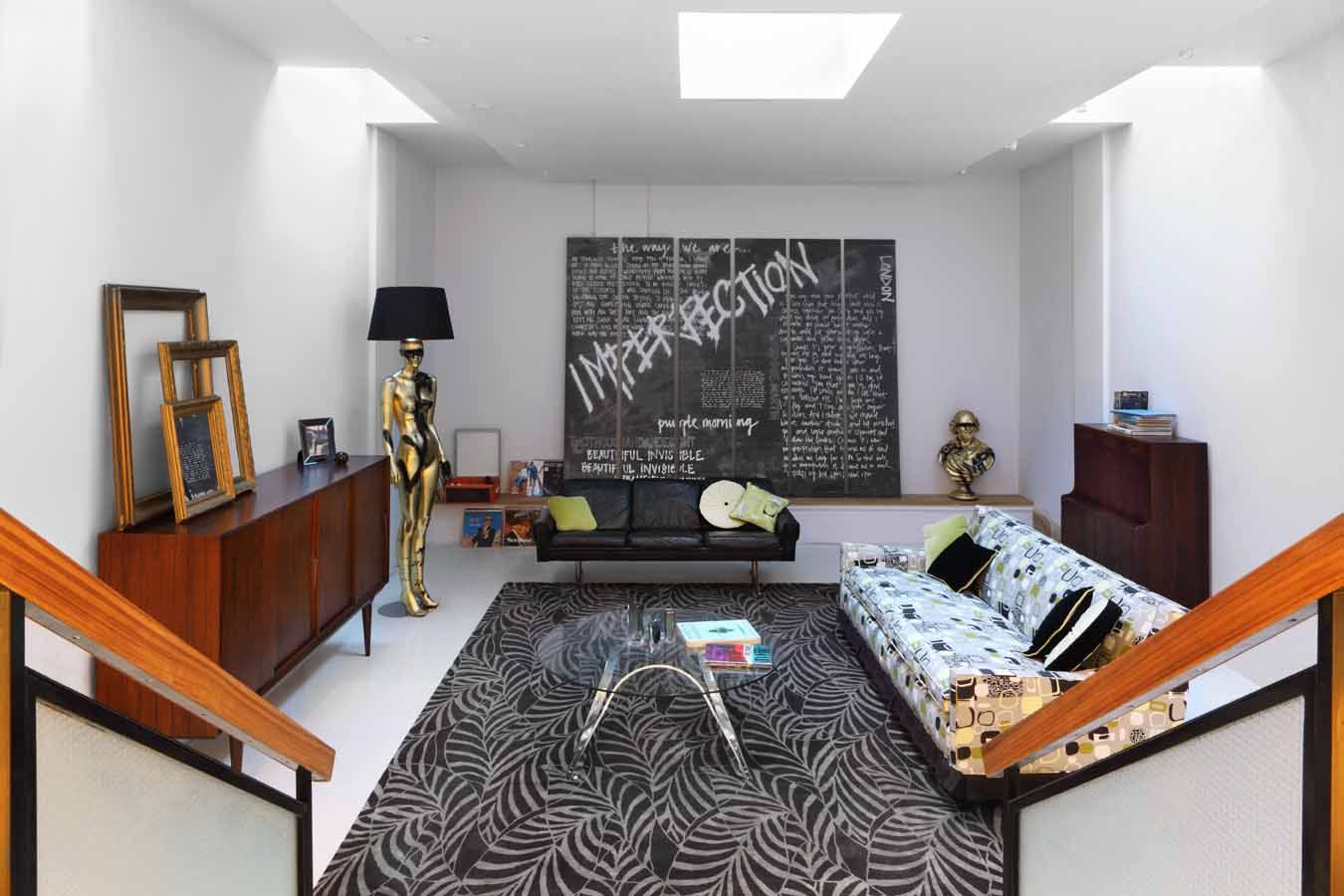 Spitalfields sitting room by Pascoe Interiors niche pr غرفة المعيشة خشب Wood effect mid century,jimmy martin,rug,sofa,Danish furniture,quirky