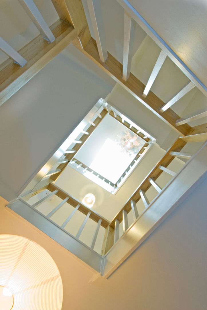 Renovated Siberian Larch Stairwell Cura Design Modern corridor, hallway & stairs