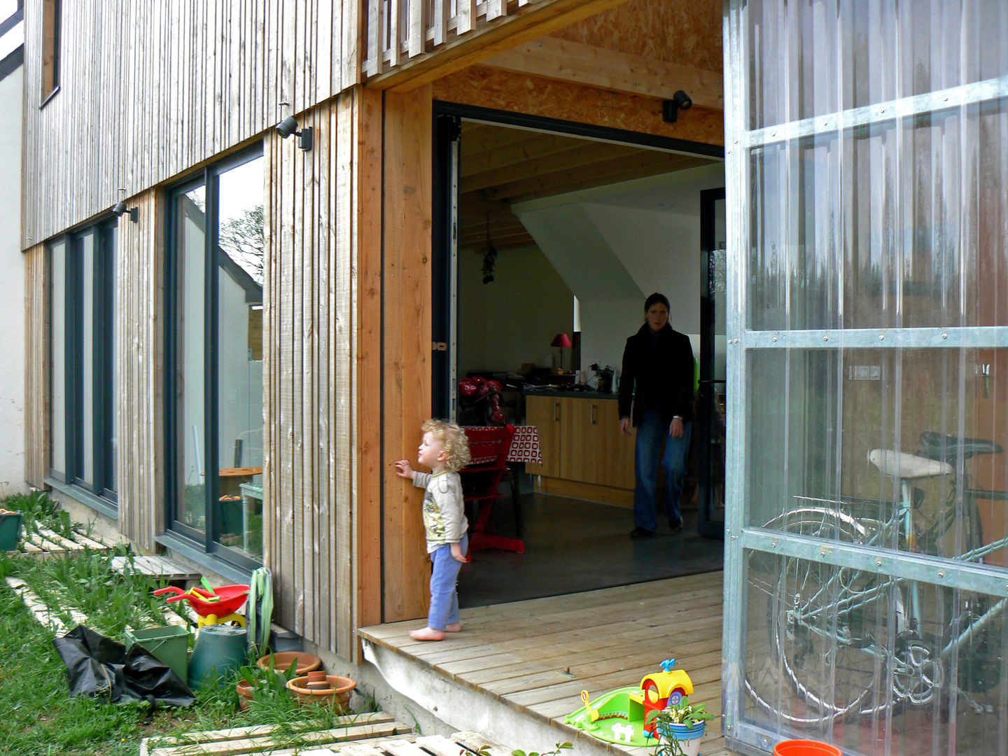 Mini/Maxi, LAUS architectes LAUS architectes Country style balcony, veranda & terrace