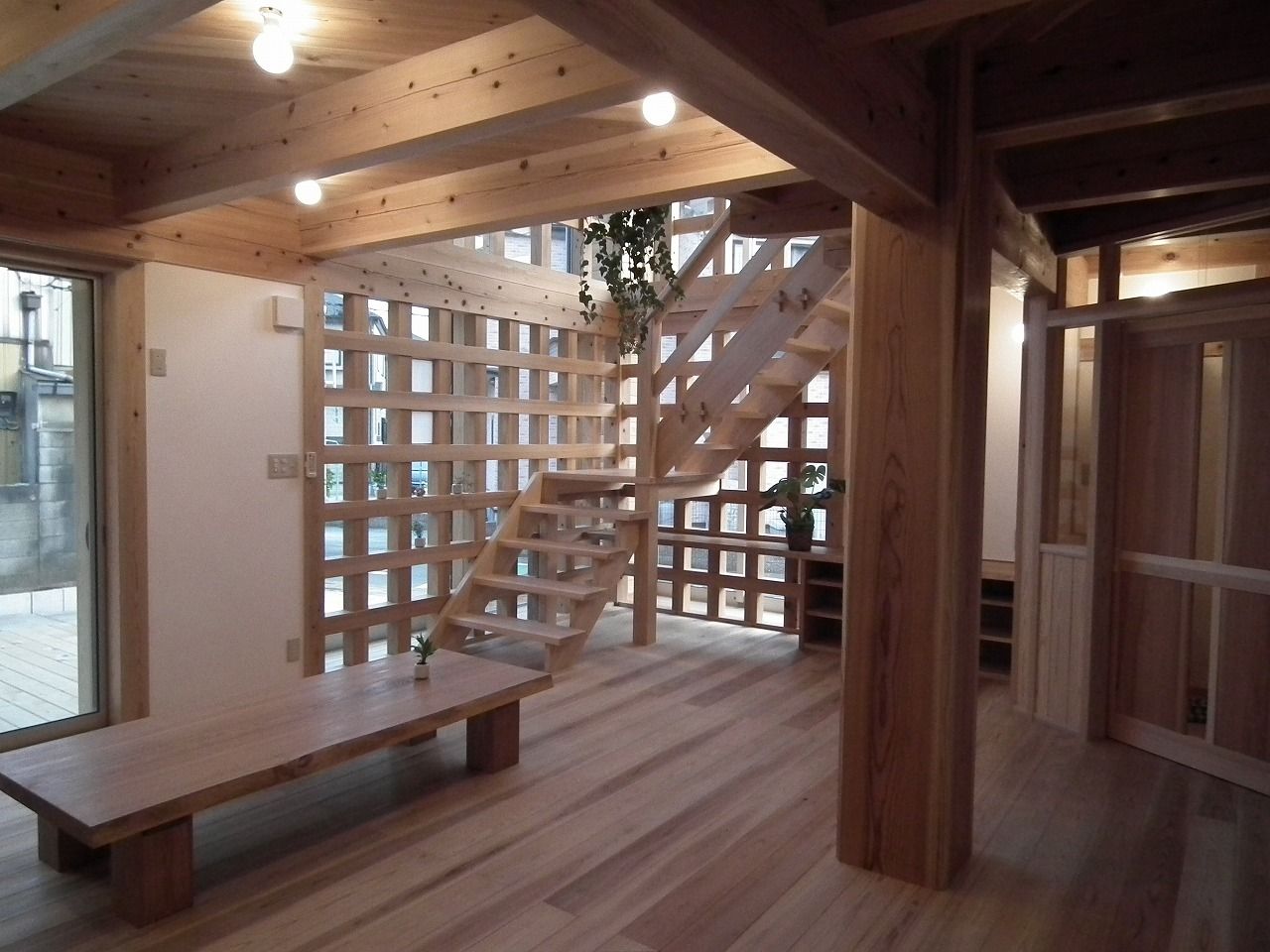 光格子の家, 木の家づくりを応援する木住研 木の家づくりを応援する木住研 Modern corridor, hallway & stairs