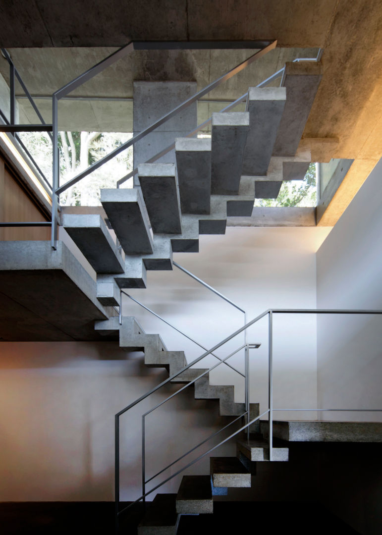 floating, 大井立夫設計工房 大井立夫設計工房 Pasillos, vestíbulos y escaleras de estilo moderno