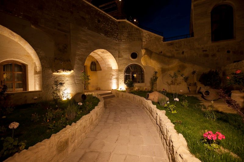 Muhittin Toker evi Öncesi ve Sonrası, Kayakapi Premium Caves - Cappadocia Kayakapi Premium Caves - Cappadocia Rustic style balcony, veranda & terrace