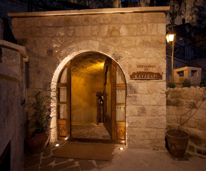 Emine Hanım evi Öncesi ve Sonrası, Kayakapi Premium Caves - Cappadocia Kayakapi Premium Caves - Cappadocia Дома в рустикальном стиле