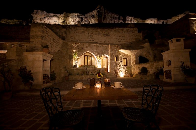 Kunduracı Mehmet evi Öncesi ve Sonrası, Kayakapi Premium Caves - Cappadocia Kayakapi Premium Caves - Cappadocia Rustic style balcony, porch & terrace