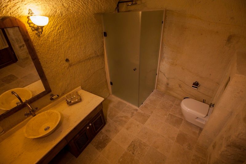 Kunduracı Mehmet evi Öncesi ve Sonrası, Kayakapi Premium Caves - Cappadocia Kayakapi Premium Caves - Cappadocia Rustic style bathroom