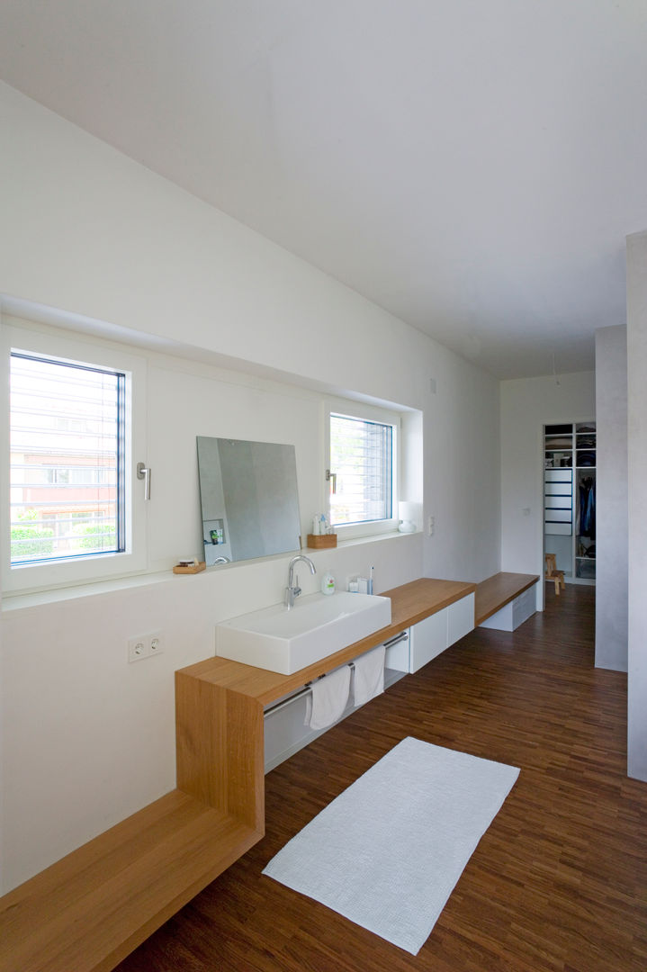 Einfamilienwohnhaus, Hofmann Keicher Ring Architekten Hofmann Keicher Ring Architekten Modern bathroom