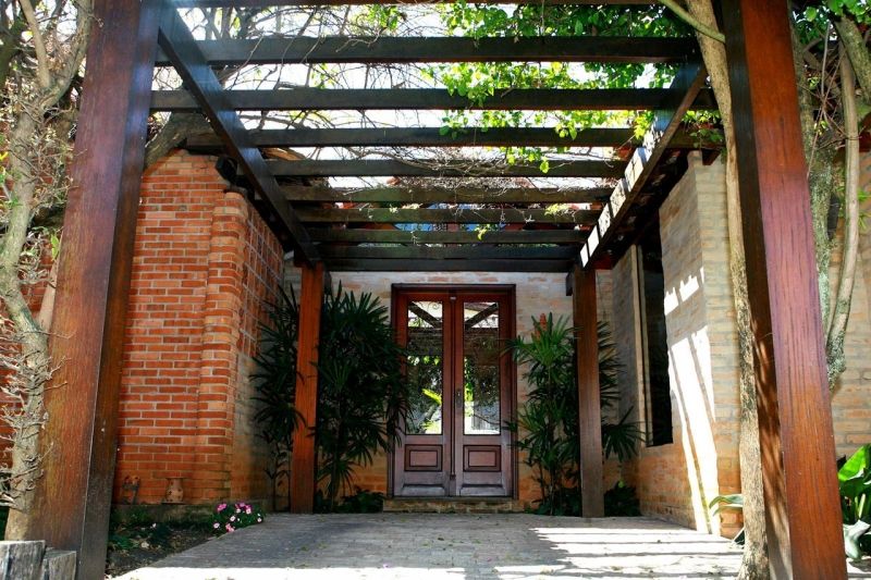 Casa Ferreira, terrabentoprojeto terrabentoprojeto Classic style corridor, hallway and stairs