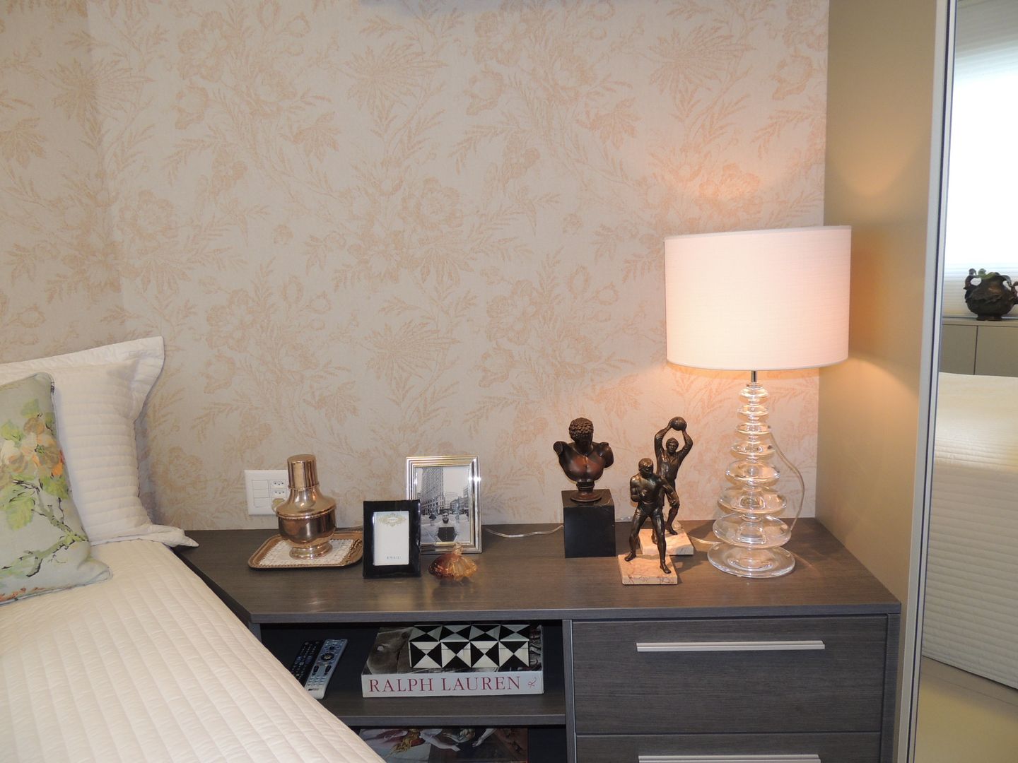 Um apartamento cheio de estilo, CRAFT ARQUITETURA CRAFT ARQUITETURA Modern Bedroom Bedside tables