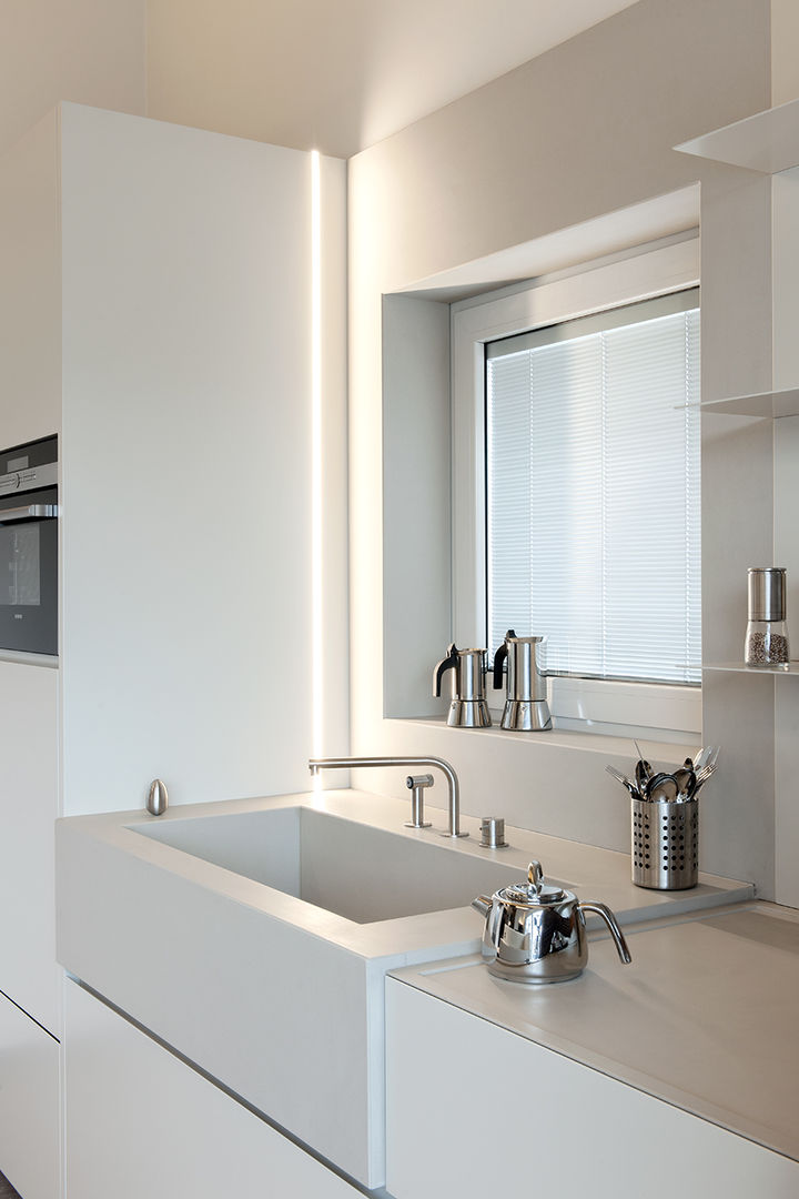 Attico mansardato, BRANDO concept BRANDO concept Modern kitchen Sinks & taps