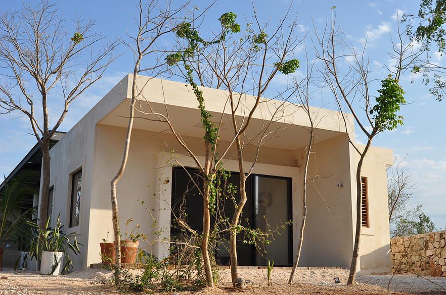 Fachada Norte Degetau Arquitectura y Diseño Casas de estilo tropical Fibra natural Beige