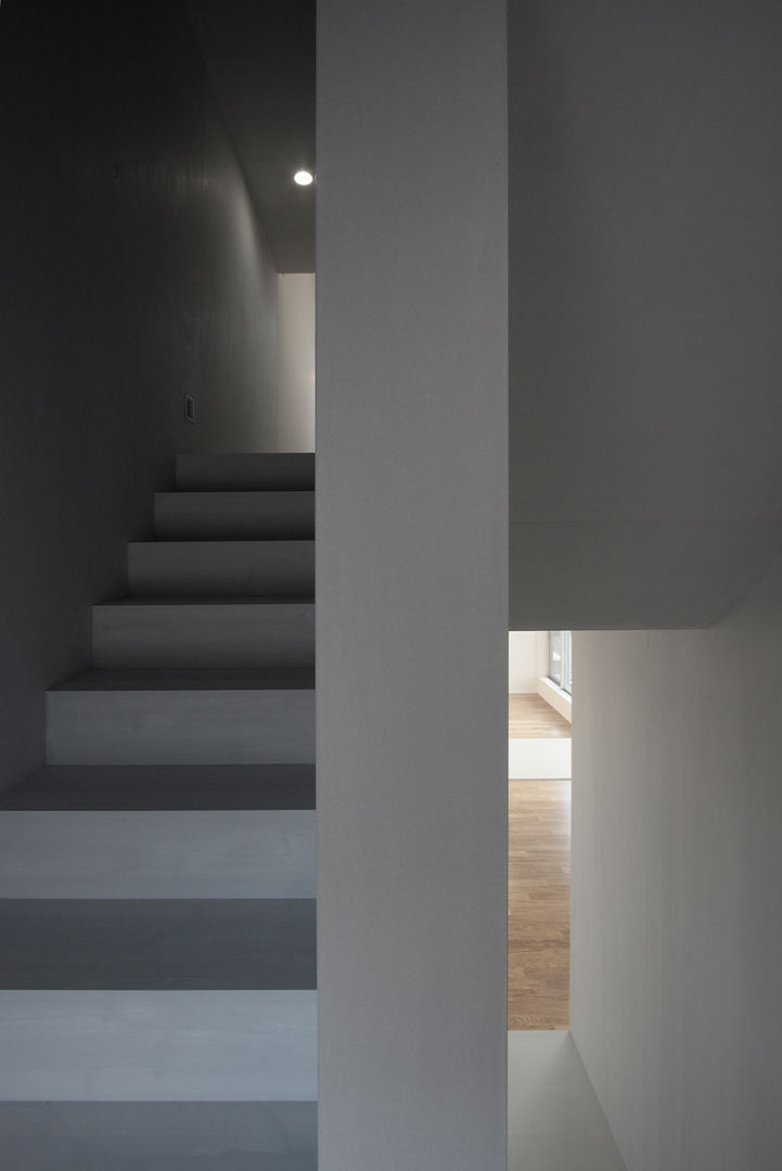 O House, 藤井直也デザイン事務所 藤井直也デザイン事務所 Minimalist corridor, hallway & stairs