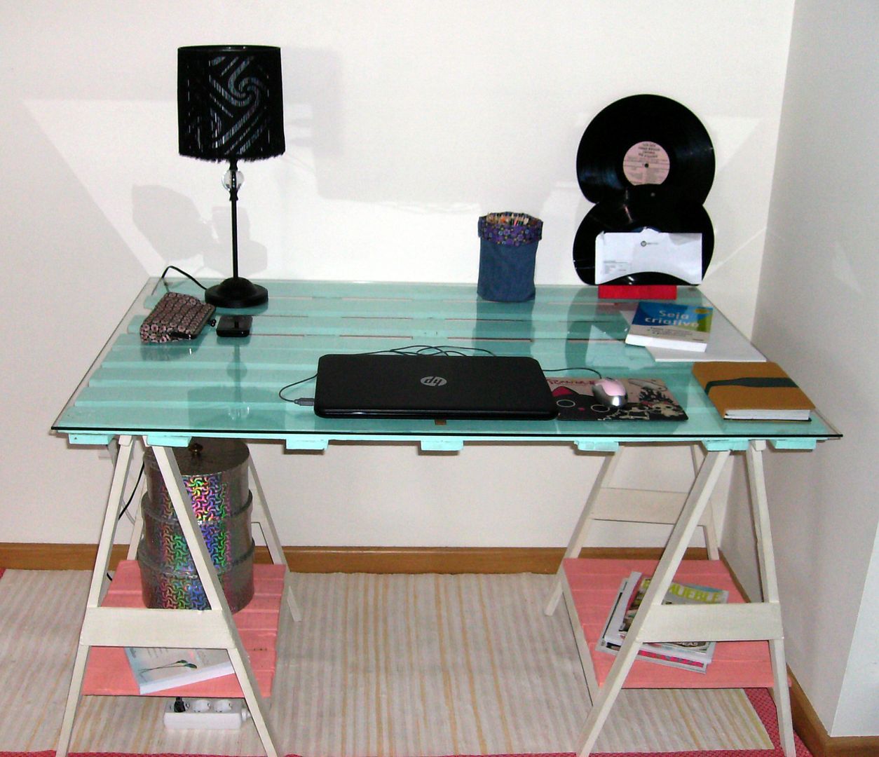 Secretária com Madeira de Paletes, Armazém 9 Armazém 9 مكتب عمل أو دراسة خشب متين Multicolored Desks