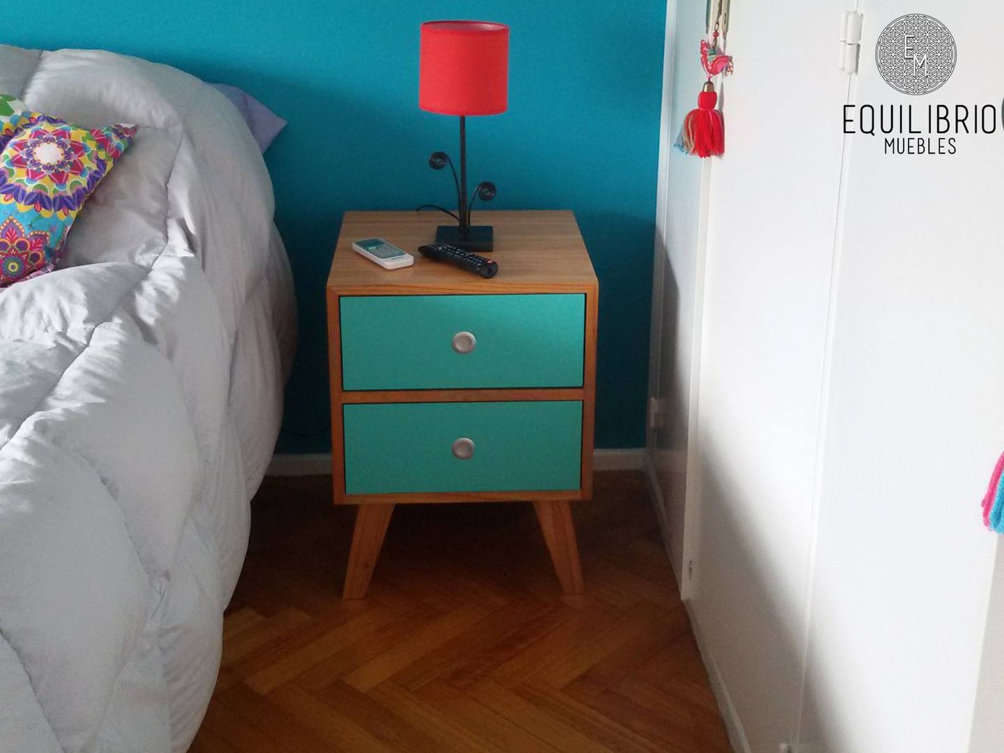 COMODA PARAÍSO Y MESAS DE LUZ, EQUILIBRIO MUEBLES EQUILIBRIO MUEBLES غرفة نوم Bedside tables