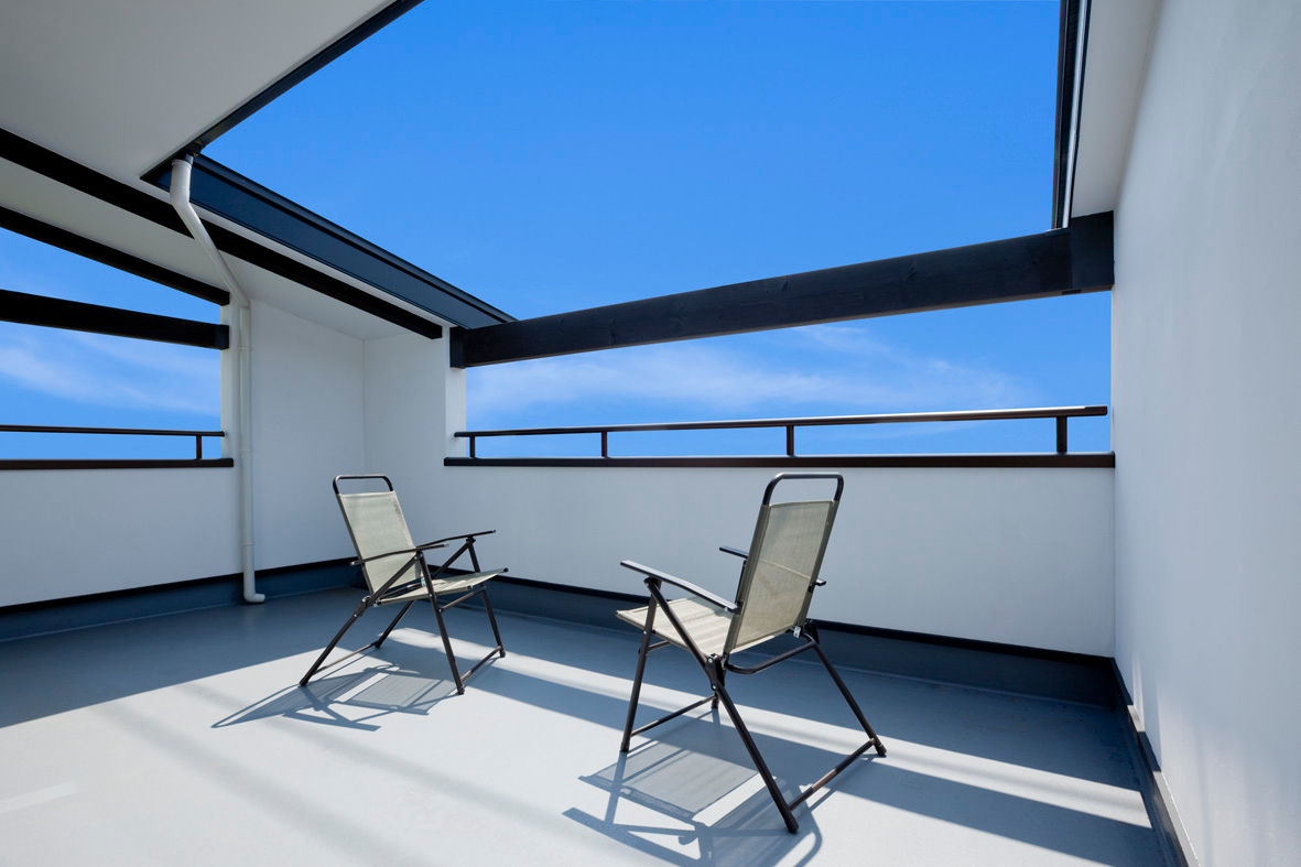 homify Moderne balkons, veranda's en terrassen