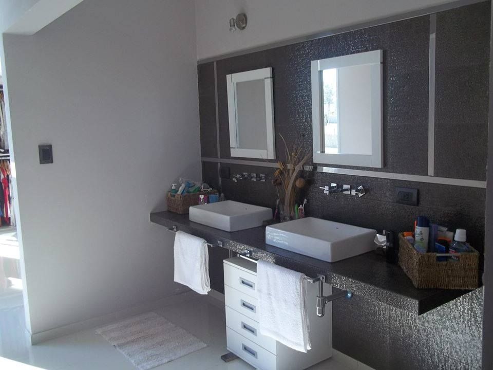 Baño adultos concepturbano Baños de estilo moderno