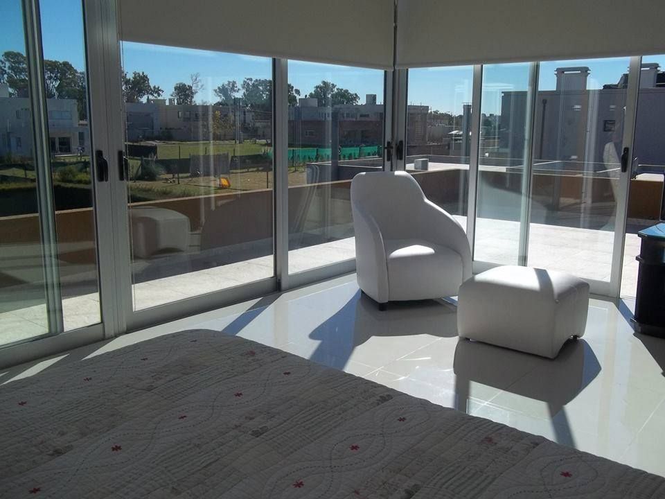 vista a la terraza desde dormitorio ppal concepturbano Cuartos de estilo moderno