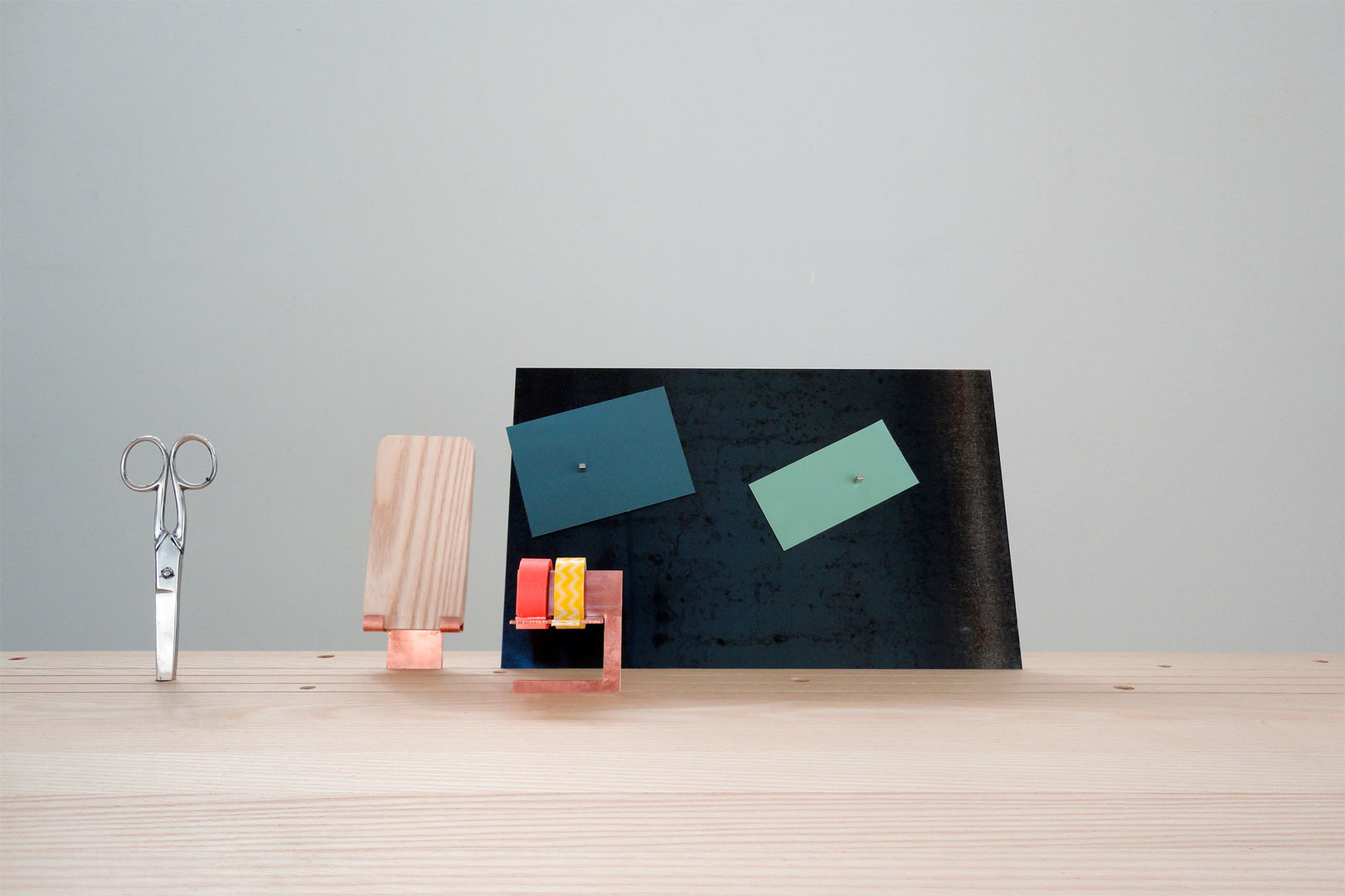 'Back to Basic' - desk Studio Isabel Quiroga Minimalist study/office Solid Wood Multicolored