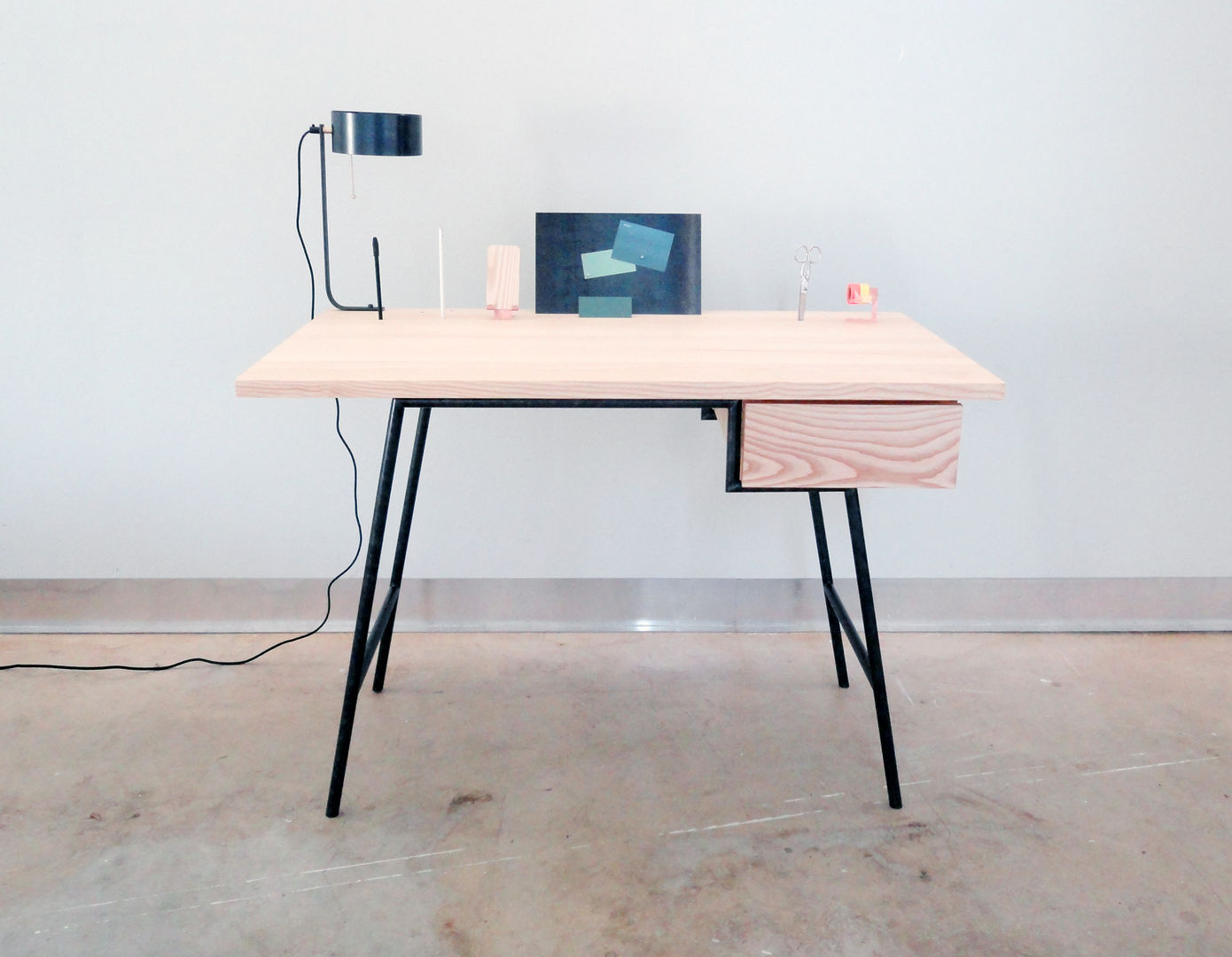 'Back to Basic' - desk Studio Isabel Quiroga Minimalistyczne domowe biuro i gabinet Biurka