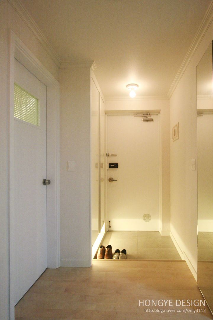 내추럴한 느낌의 16평 신혼집, 홍예디자인 홍예디자인 Modern corridor, hallway & stairs