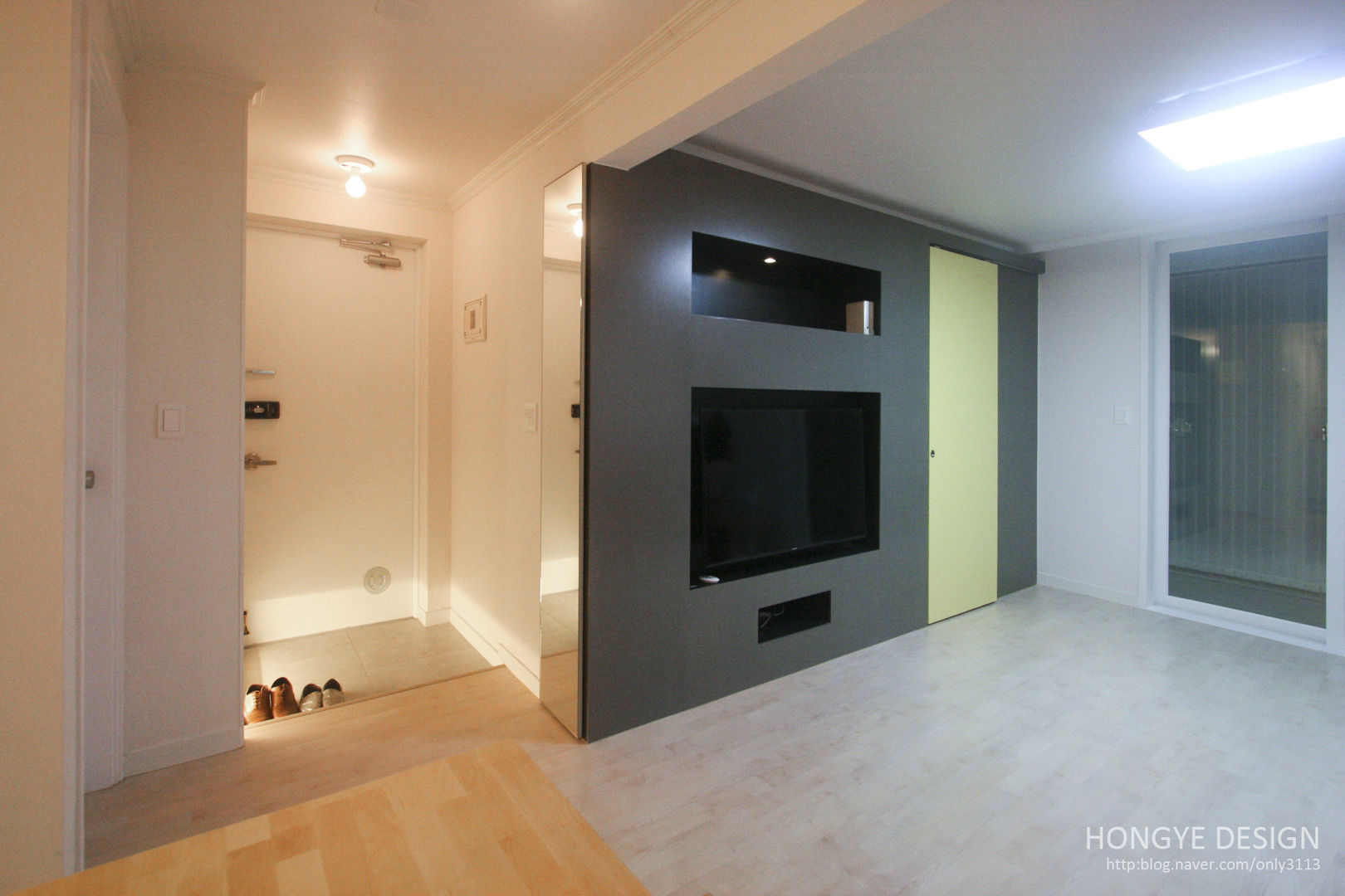 내추럴한 느낌의 16평 신혼집, 홍예디자인 홍예디자인 Modern living room