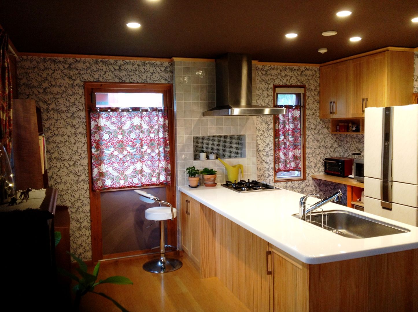 赤を基調にしたカーテンで元気な空間を演出する HONEY HOUSE クラシックデザインの キッチン 木 木目調