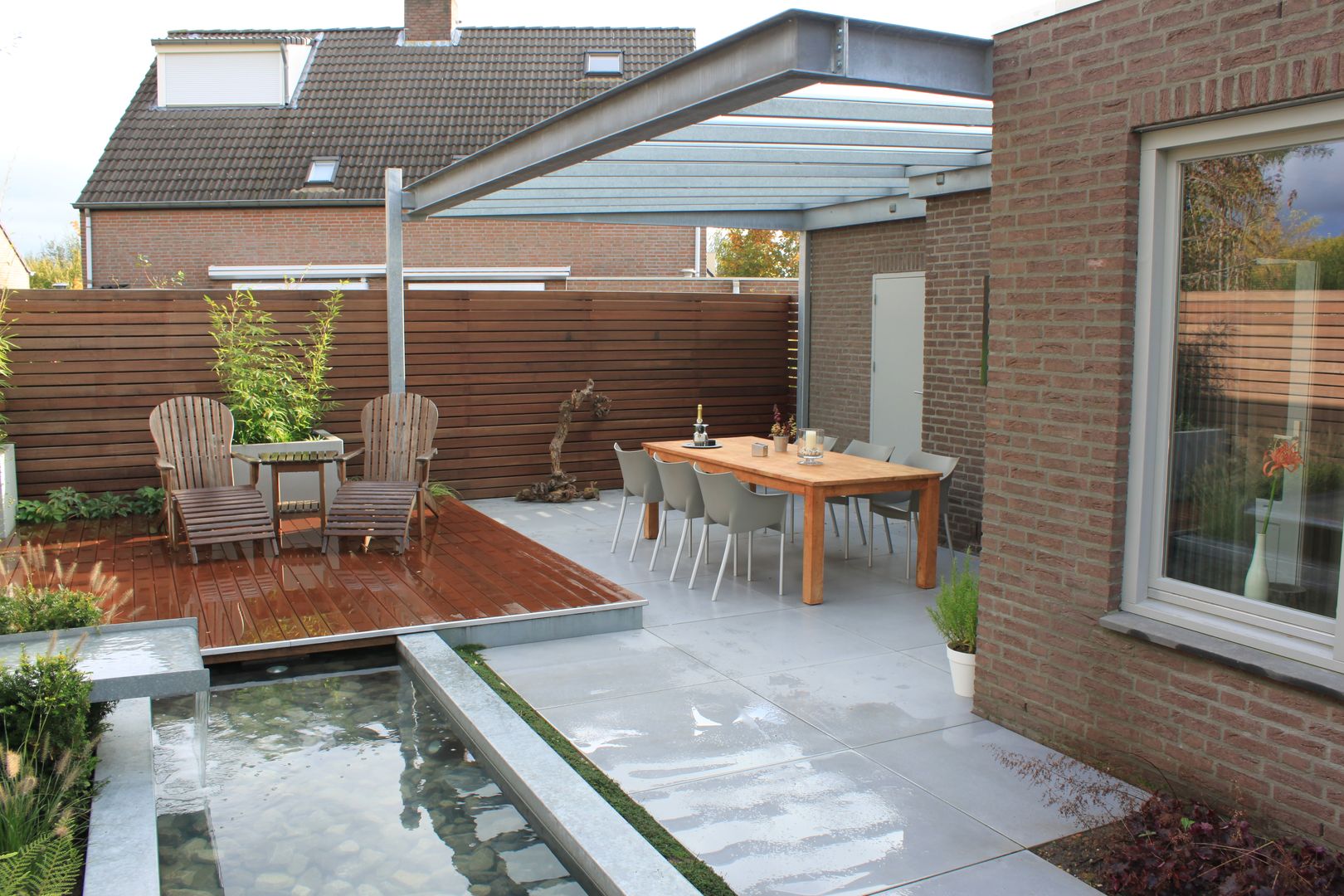 Patiogarden with steel pond and water feature Hoveniersbedrijf Guy Wolfs Moderne tuinen