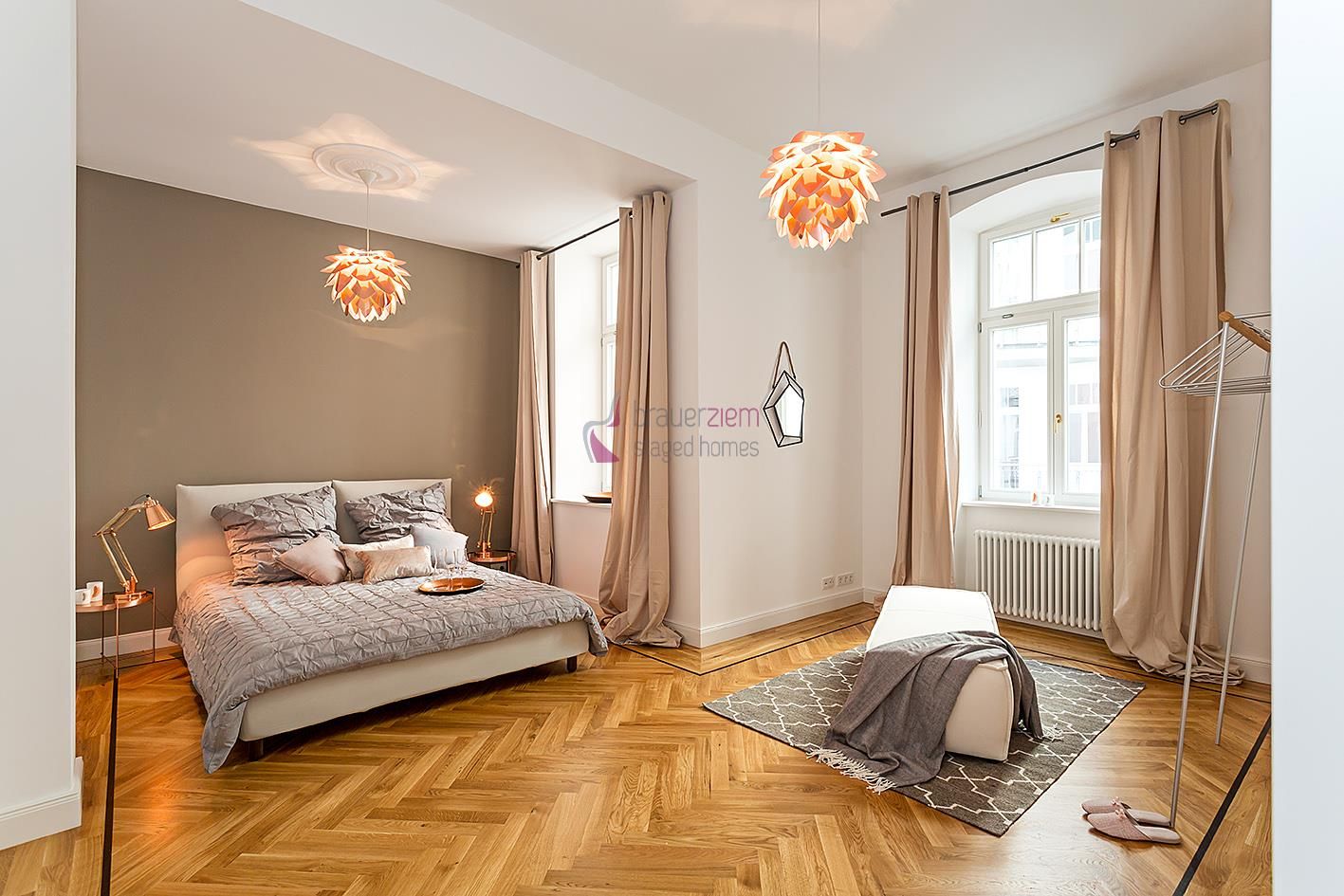 6-Zimmer Musterwohnung im Gründerzeit-Altbau am Kurfürstendamm, staged homes staged homes Moderne Schlafzimmer Gebäude,Möbel,Fenster,Holz,Kompfort,Textil,Orange,Schatten,Bettrahmen,Innenarchitektur