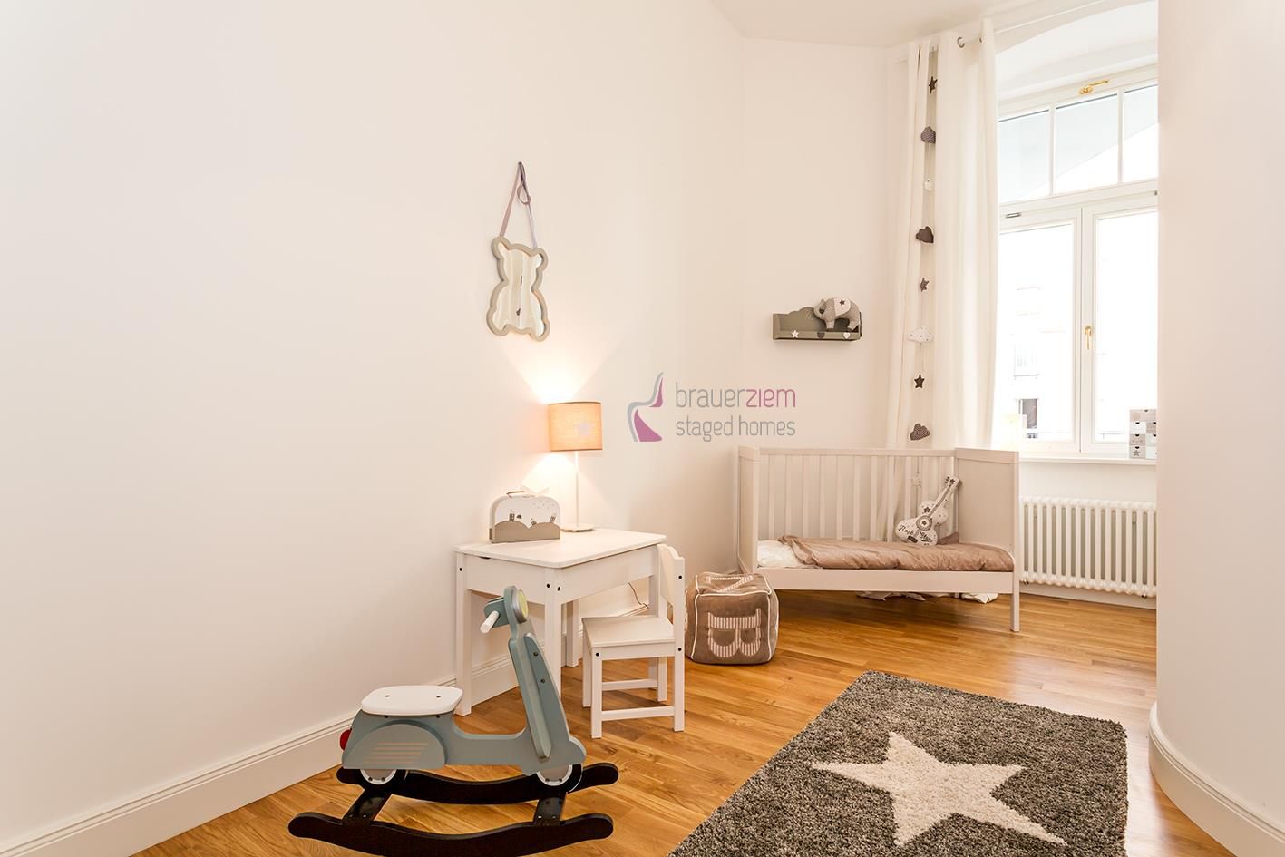 6-Zimmer Musterwohnung im Gründerzeit-Altbau am Kurfürstendamm, staged homes staged homes モダンデザインの 子供部屋