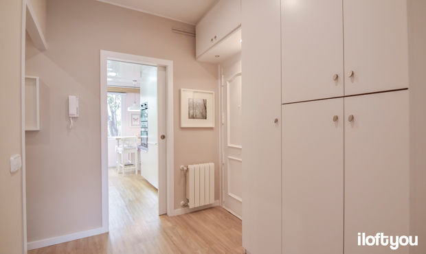 ¡Nuestro pequeño apartamento se convirtió en un lujoso hogar!, iloftyou iloftyou Moderner Flur, Diele & Treppenhaus Aufbewahrungen