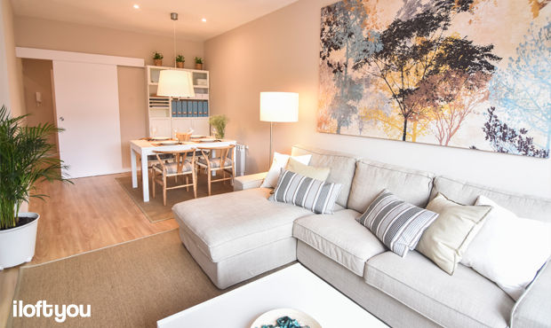 ¡Nuestro pequeño apartamento se convirtió en un lujoso hogar!, iloftyou iloftyou Salones de estilo moderno Sofás y sillones