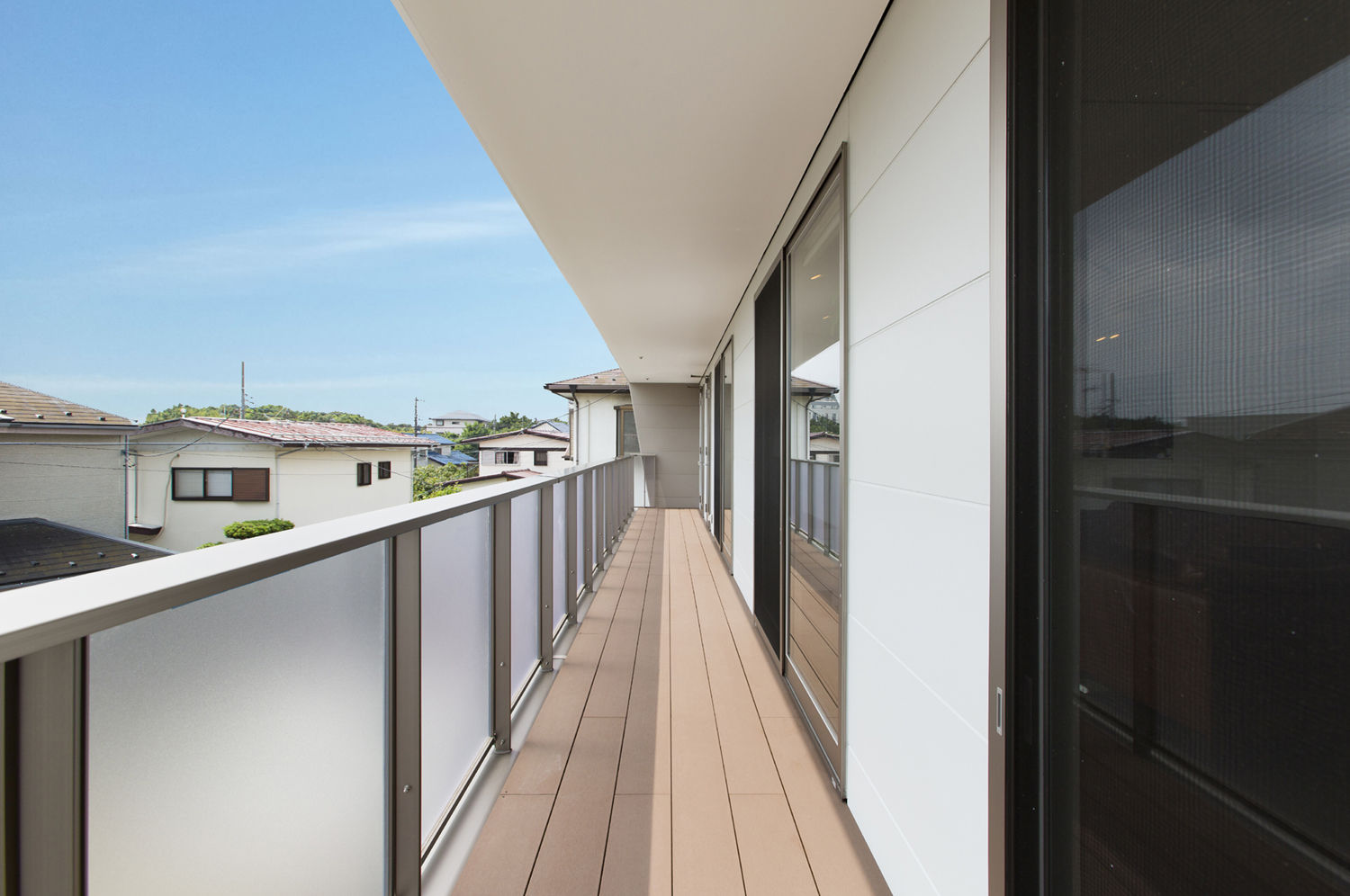 藤沢の家, 秦野浩司建築設計事務所 秦野浩司建築設計事務所 Modern balcony, veranda & terrace