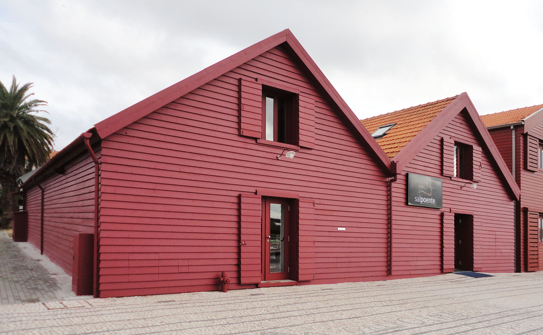 Restaurante Salpoente, GAAPE - ARQUITECTURA, PLANEAMENTO E ENGENHARIA, LDA GAAPE - ARQUITECTURA, PLANEAMENTO E ENGENHARIA, LDA Espacios comerciales Madera Acabado en madera Restaurantes