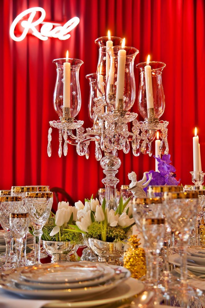 RED TABLE..., Critério Arquitectos by Canteiro de Sousa Critério Arquitectos by Canteiro de Sousa Classic style dining room Crockery & glassware