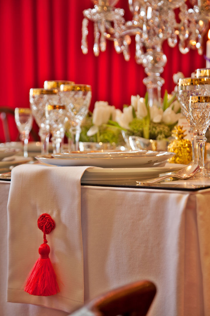 RED TABLE..., Critério Arquitectos by Canteiro de Sousa Critério Arquitectos by Canteiro de Sousa Classic style dining room Crockery & glassware