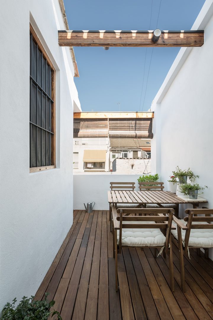La rehabilitación de un pequeño loft con terraza en el Cabañal, amBau Gestion y Proyectos amBau Gestion y Proyectos Balcone, Veranda & Terrazza in stile moderno