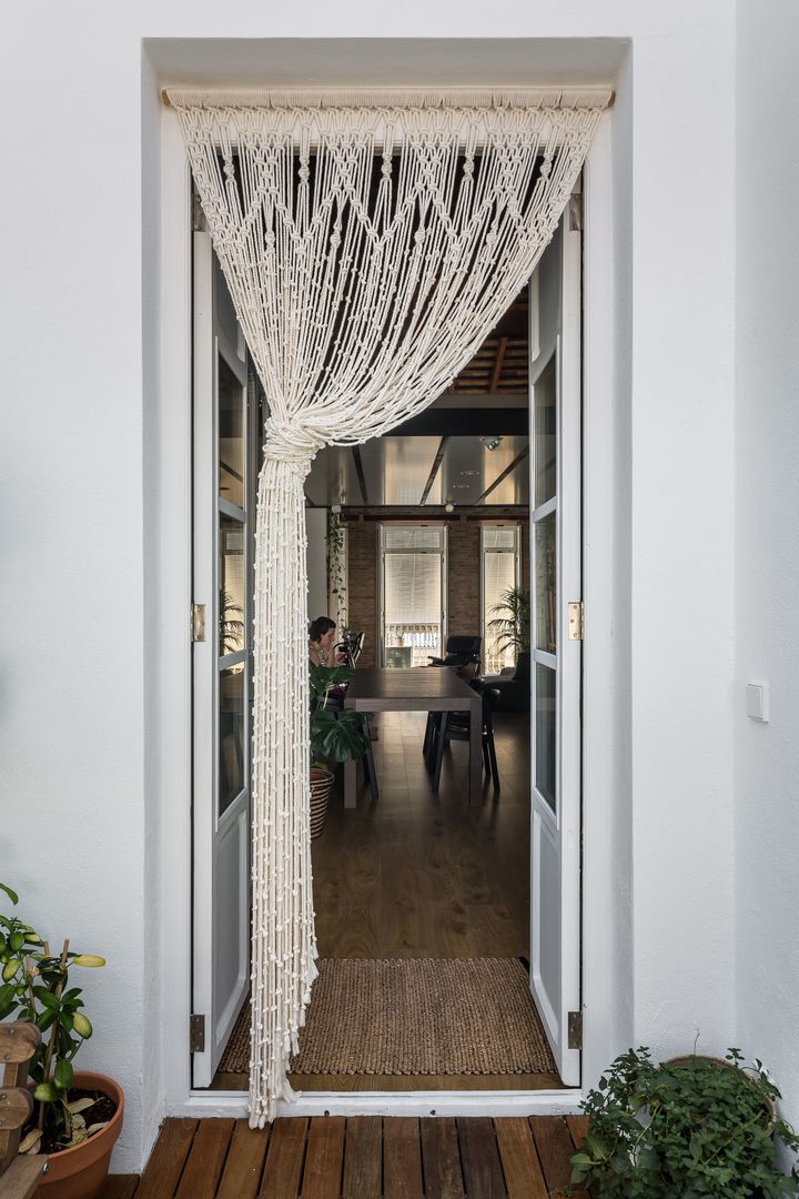 La rehabilitación de un pequeño loft con terraza en el Cabañal, amBau Gestion y Proyectos amBau Gestion y Proyectos Moderne balkons, veranda's en terrassen