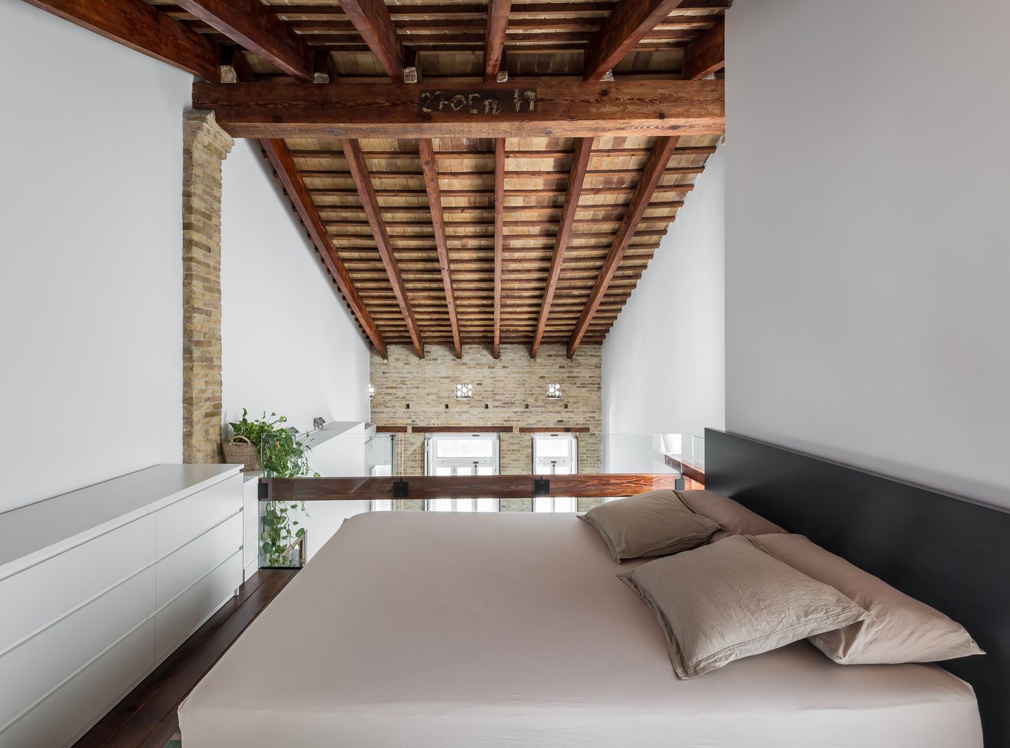 La rehabilitación de un pequeño loft con terraza en el Cabañal, amBau Gestion y Proyectos amBau Gestion y Proyectos Dormitorios de estilo moderno