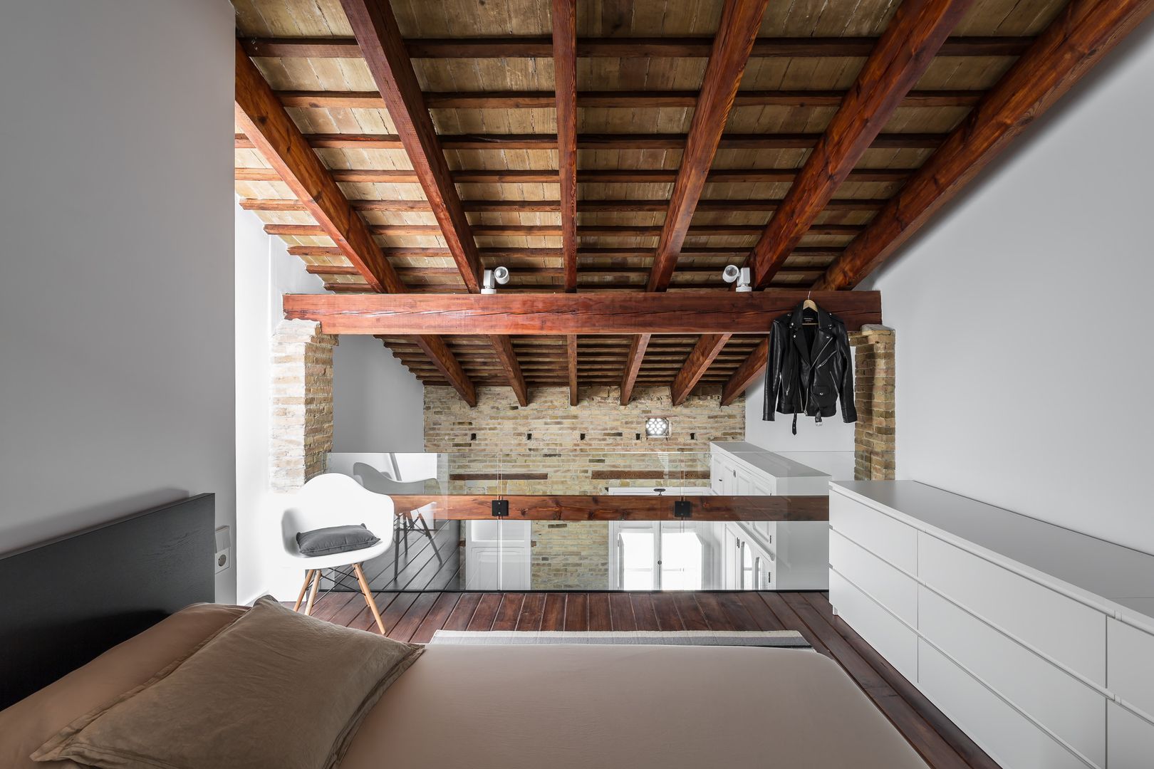 La rehabilitación de un pequeño loft con terraza en el Cabañal, amBau Gestion y Proyectos amBau Gestion y Proyectos Modern style bedroom