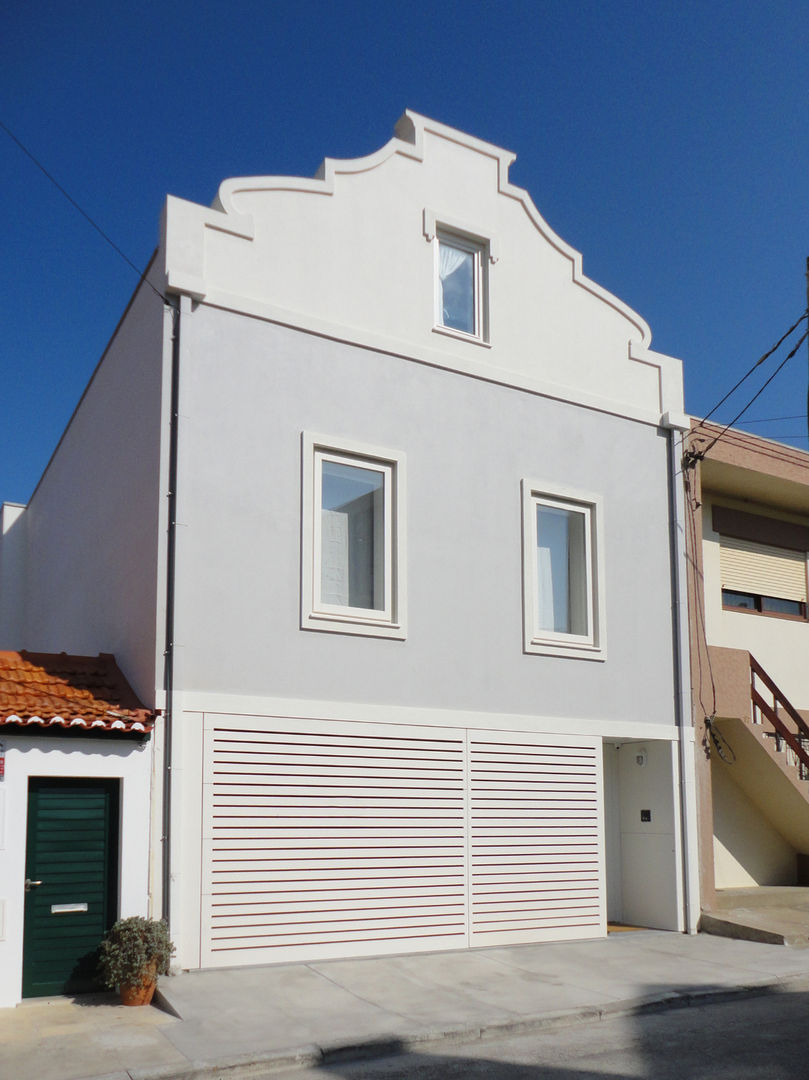 Casa das riscas brancas, GAAPE - ARQUITECTURA, PLANEAMENTO E ENGENHARIA, LDA GAAPE - ARQUITECTURA, PLANEAMENTO E ENGENHARIA, LDA Houses