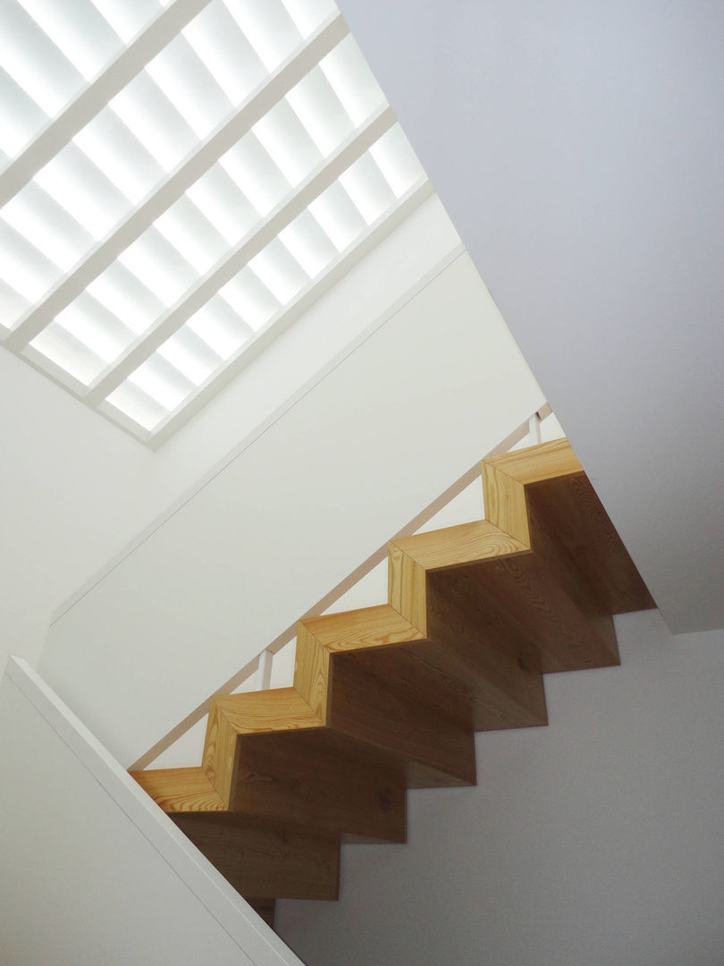 Casa das riscas brancas, GAAPE - ARQUITECTURA, PLANEAMENTO E ENGENHARIA, LDA GAAPE - ARQUITECTURA, PLANEAMENTO E ENGENHARIA, LDA Eclectic style corridor, hallway & stairs