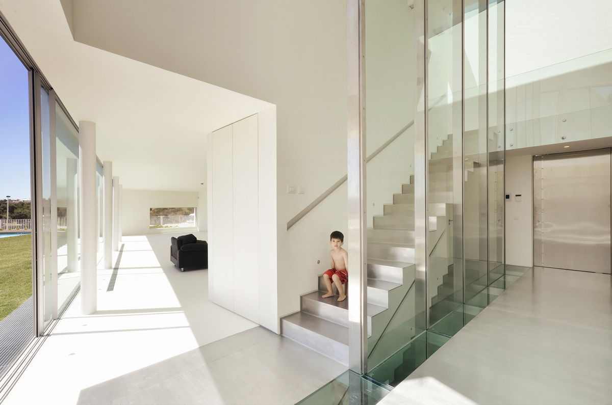 Casa em Alcoutins, Lisboa, guedes cruz arquitectos guedes cruz arquitectos Pasillos, halls y escaleras minimalistas