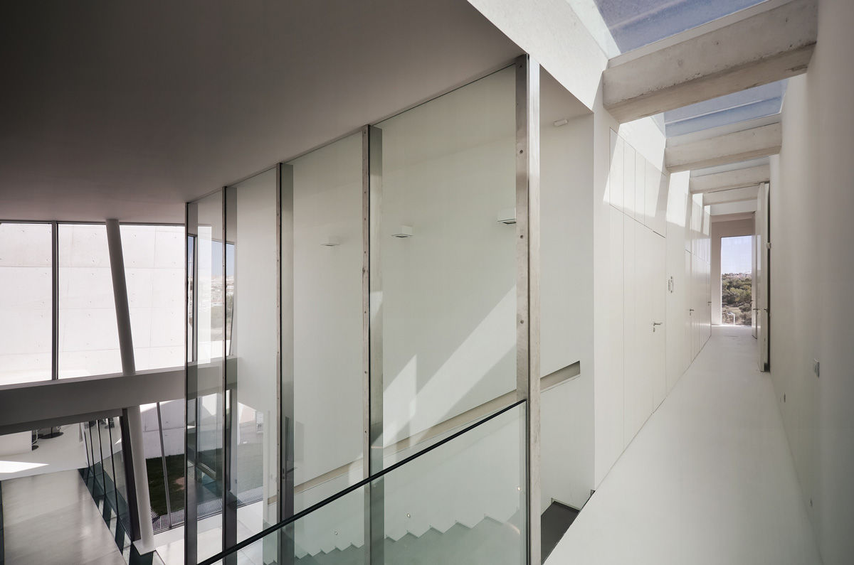 Casa em Alcoutins, Lisboa, guedes cruz arquitectos guedes cruz arquitectos Pasillos, halls y escaleras minimalistas
