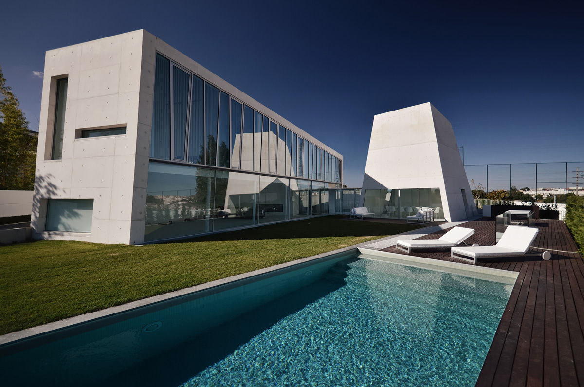 Casa em Alcoutins, Lisboa, guedes cruz arquitectos guedes cruz arquitectos Hồ bơi phong cách tối giản
