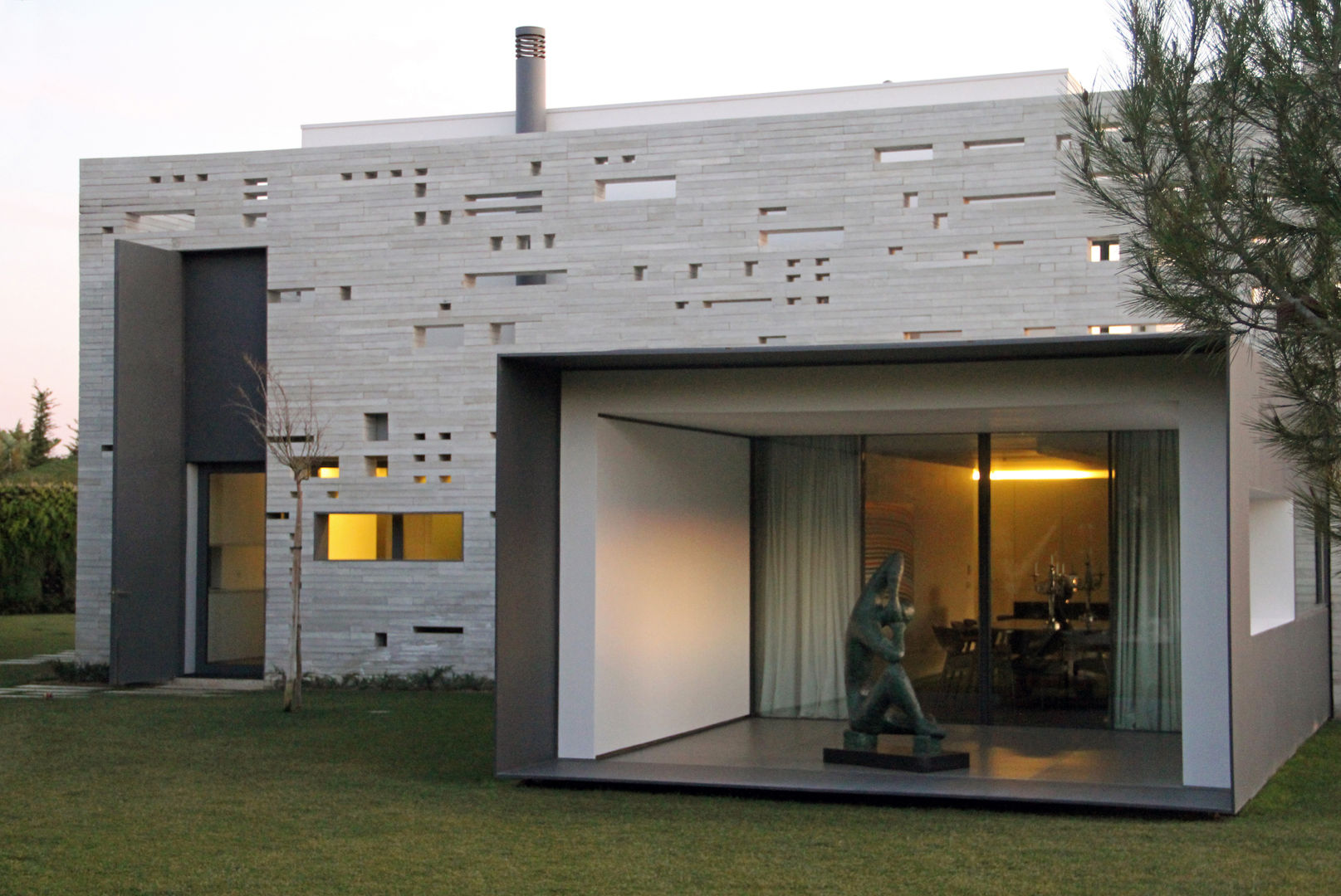 Lifting House, guedes cruz arquitectos guedes cruz arquitectos 미니멀리스트 다이닝 룸