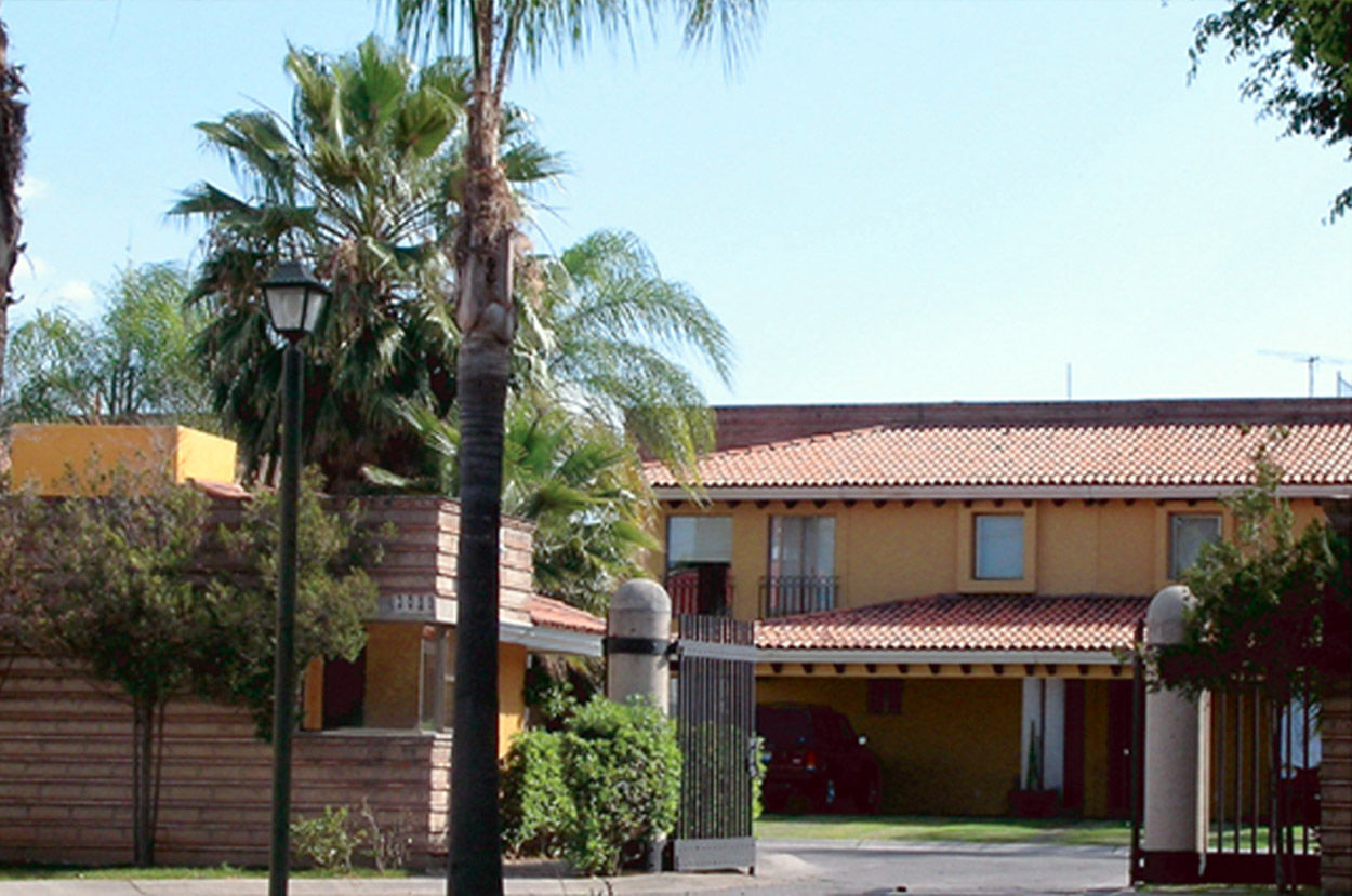 Bosque Real Guadalajara, Boué Arquitectos Boué Arquitectos Rustic style houses