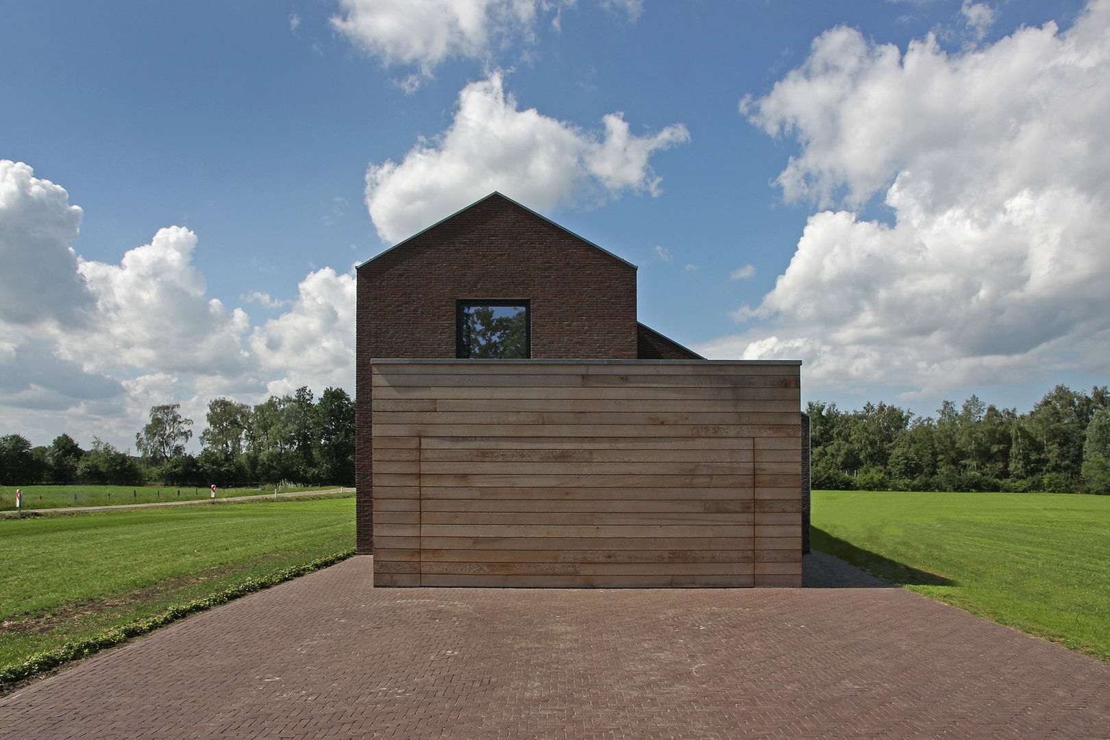 Woonhuis Stramproy, BenW architecten BenW architecten Garagen & Schuppen im Landhausstil Holz Holznachbildung