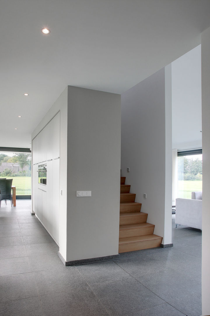 Woonhuis Stramproy, BenW architecten BenW architecten Country style corridor, hallway& stairs Wood Wood effect